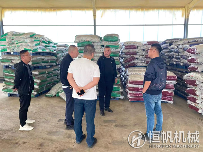 帶領(lǐng)大連客戶參觀山東年產(chǎn)十萬噸有機(jī)肥生產(chǎn)線項(xiàng)目(圖3) 成品有機(jī)肥