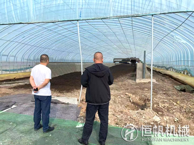 帶領(lǐng)大連客戶參觀山東年產(chǎn)十萬噸有機(jī)肥生產(chǎn)線項(xiàng)目(圖1) 有機(jī)肥發(fā)酵車間