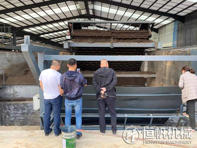 帶領(lǐng)大連客戶參觀山東年產(chǎn)十萬噸有機(jī)肥生產(chǎn)線項(xiàng)目(圖2) 鏈板式翻堆機(jī)工作現(xiàn)場