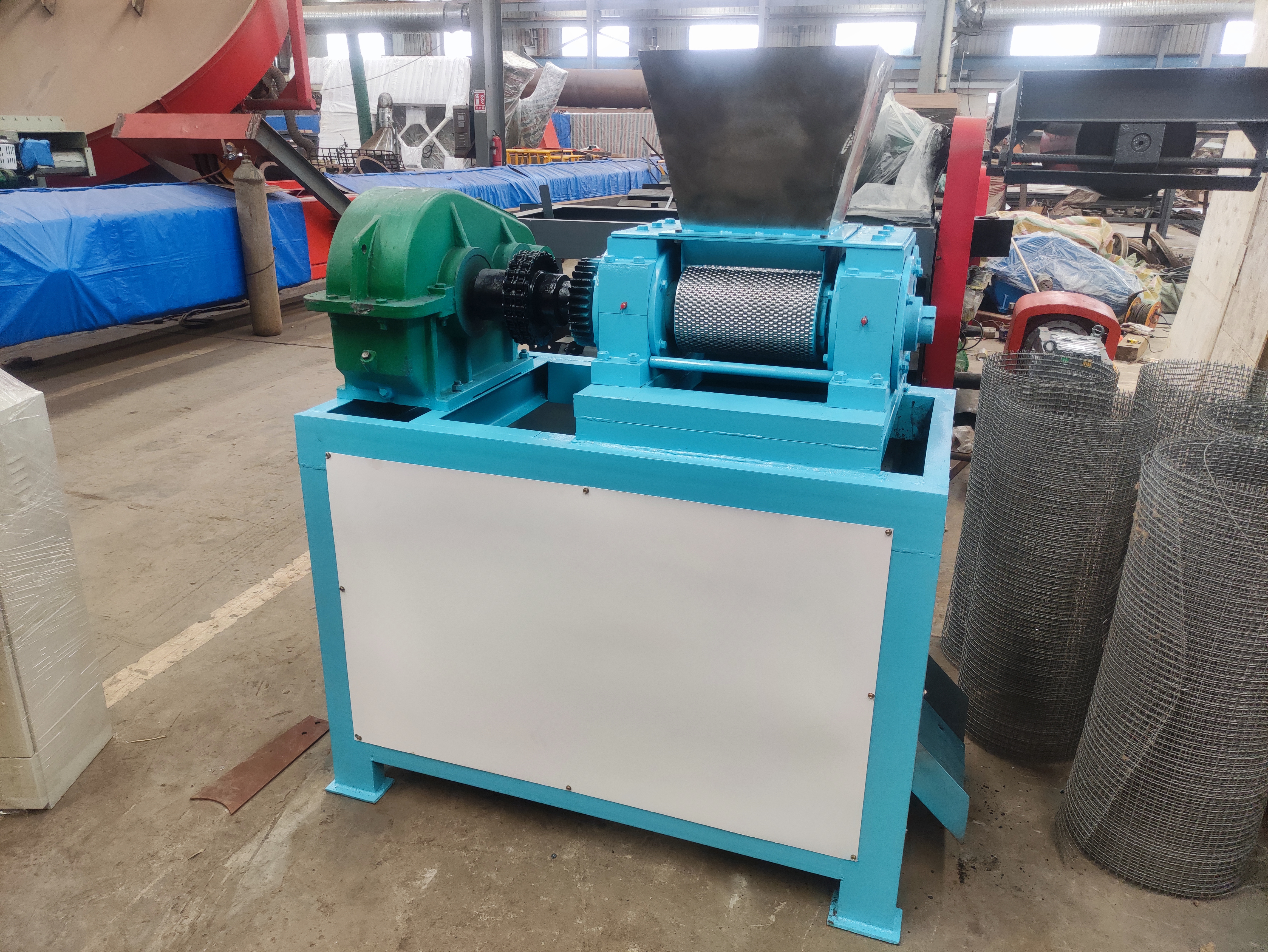  有機(jī)肥造粒機(jī)在使用和操作時有哪些注意事項(xiàng)？(圖1)